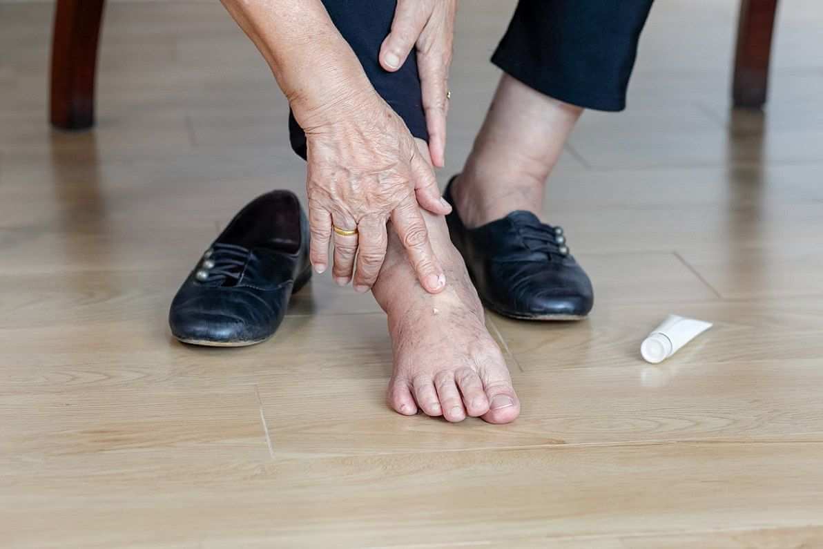 علت ورم پا در سالمندان